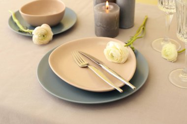 Şık masa ayarları ve ranunculus çiçekleri