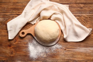 Ahşap arka planda taze hamurlu tahta.
