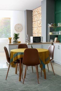 Yemek masası olan şık bir mutfak.