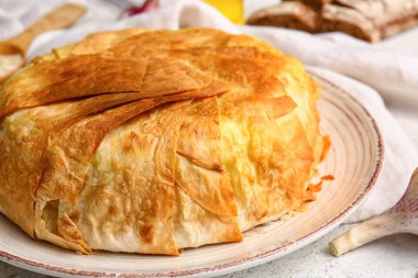 Açık arkaplanda lezzetli Shah Pilaf tabağı, yakın plan