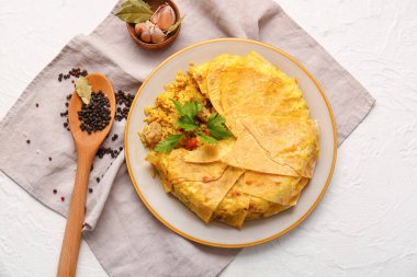 Açık arkaplanda lezzetli Shah Pilaf tabağı