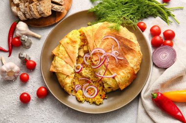 Lezzetli Shah Pilaf tabağı ve hafif arka planda malzemeler