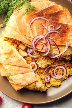 Lezzetli Shah Pilaf tabağı masada, yakın plan.