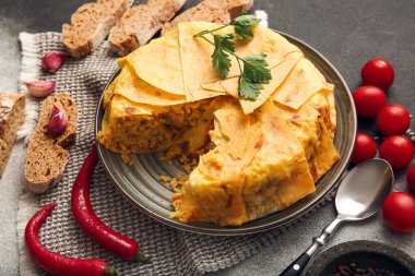 Lezzetli Shah Pilaf tabağı ve arkaplanda sebzeler.