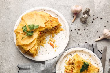 Açık arkaplanda lezzetli Shah Pilaf tabakları