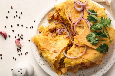 Açık arkaplanda lezzetli Shah Pilaf tabağı