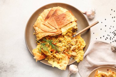 Açık arkaplanda lezzetli Shah Pilaf tabağı