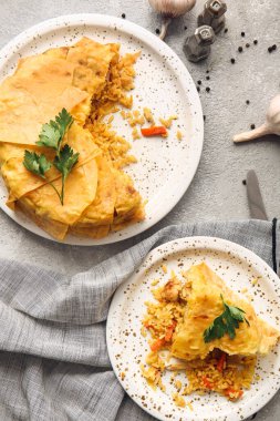 Açık arkaplanda lezzetli Shah Pilaf tabakları