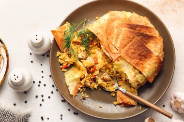 Açık arkaplanda lezzetli Shah Pilaf tabağı