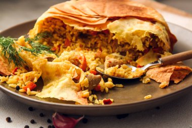 Lezzetli Shah Pilaf tabağı masada, yakın plan.