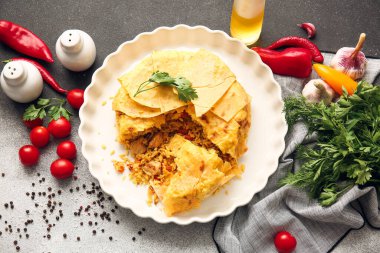 Lezzetli Şah Pilaf 'lı fırın yemeği ve siyah beyaz arka plan malzemeleri.