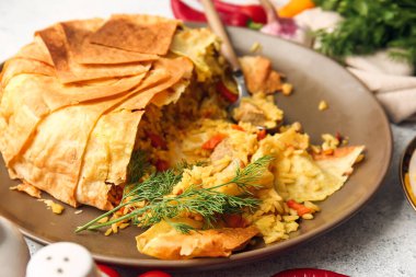 Açık arkaplanda lezzetli Shah Pilaf tabağı, yakın plan