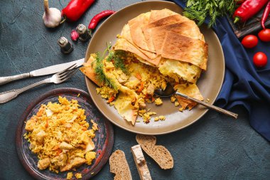 Koyu arkaplanda lezzetli Shah Pilaf tabakları