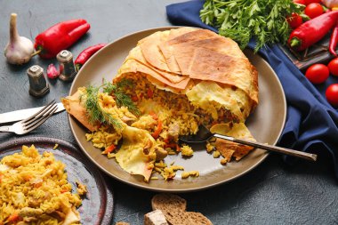 Koyu arkaplanda lezzetli Shah Pilaf tabakları