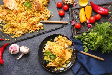 Koyu arkaplanda lezzetli Shah Pilaf kompozisyonu