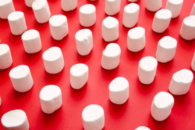 Renkli arkaplanda lezzetli marşmelovlar