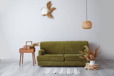 Kanepesi ve masası olan modern bir oda.