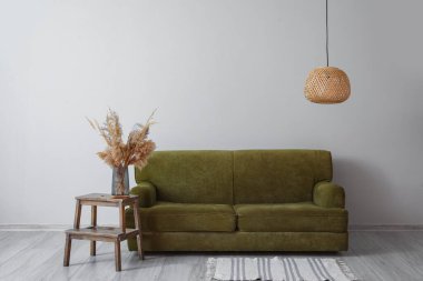 Kanepeli ve ayakta duran modern bir oda.