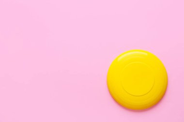 Renk arkaplanındaki frizbi diski