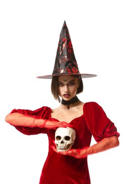 Beyaz arka planda kafatası olan genç cadı.