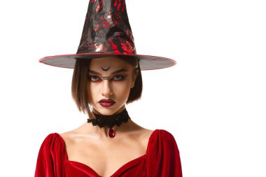 Cadılar Bayramı için beyaz arka planda cadı gibi giyinmiş güzel bir kadın.