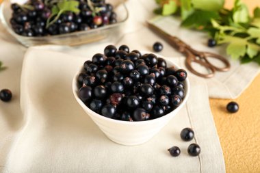 Renkli olgun siyah frenk üzümlü kase