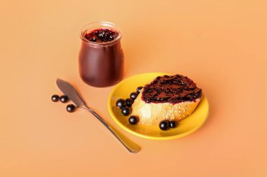 Kavanoz ve tost. Arka planda siyah frenk üzümü reçeli.