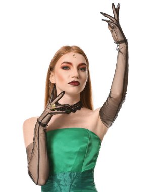 Cadılar Bayramı için beyaz arka planda cadı gibi giyinmiş güzel bir kadın.