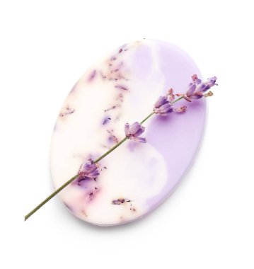 Beyaz arka planda sabun ve lavanta çiçekleri