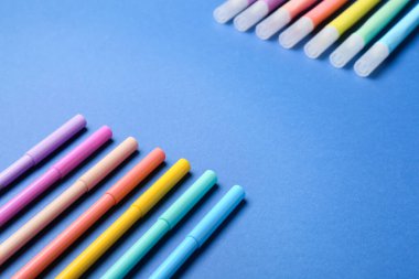 Renk arkaplanındaki renkli işaretler