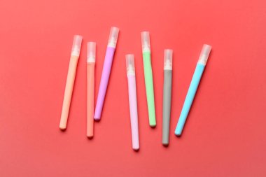 Renk arkaplanındaki renkli işaretler