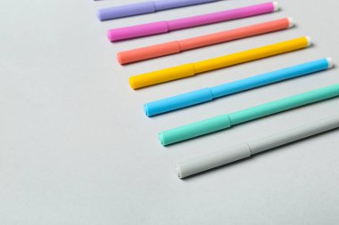 Işık arkaplanındaki renkli işaretler