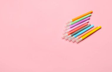 Renk arkaplanındaki renkli işaretler