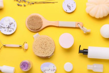 Renk arkaplanında farklı banyo malzemeleri