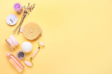 Banyo malzemeleri ve lavanta çiçekleri.