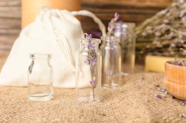 Masada lavanta çiçekli şişeler, yakın plan.