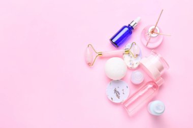 Renk arkaplanında farklı banyo malzemeleri