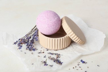 Banyo bombası ve lavanta çiçekleri açık arkaplanda
