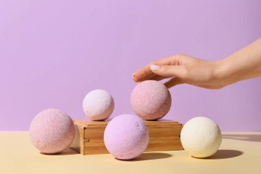 Arka planda lavanta banyosu bombaları olan bir kadın.