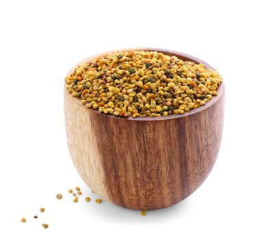 Beyaz arkaplanda bir kase arı poleni