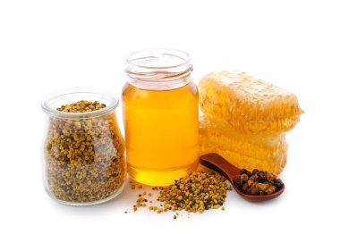 Beyaz arkaplanda farklı arı ürünleri