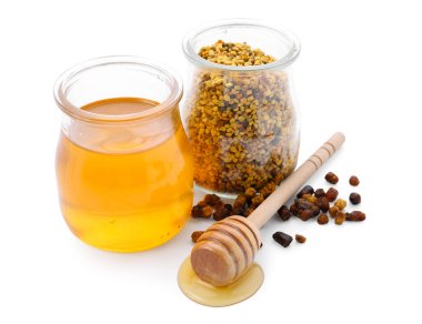 Beyaz arkaplanda farklı arı ürünleri