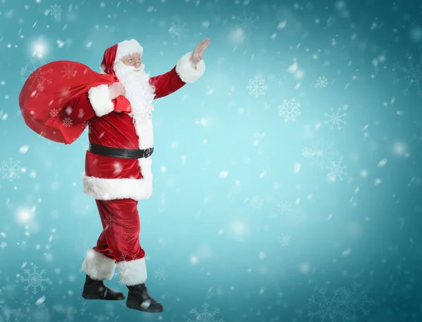 Santa Claus Con Bolsa Llena Regalos Sobre Fondo Color —  Fotos de Stock