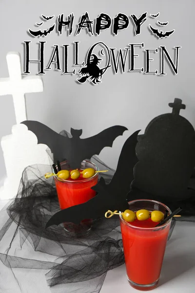 Glasögon Läckra Blodiga Mary Cocktail Dekorerad För Halloween Grå Bakgrund — Stockfoto