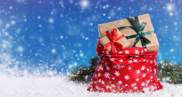 Santa Väska Med Gåvor Snö Mot Färg Bakgrund God Jul — Stockfoto