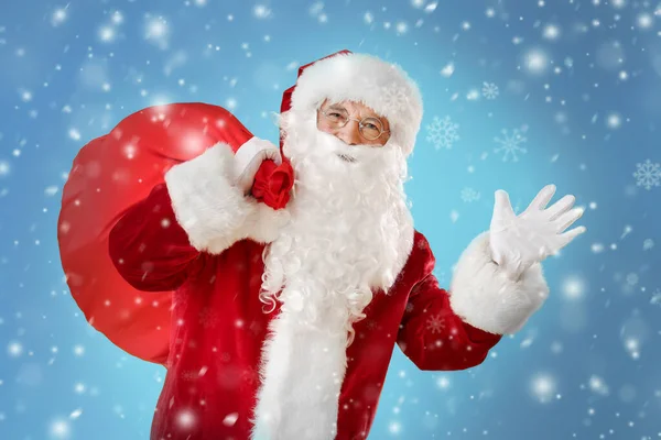 Santa Claus Con Bolsa Llena Regalos Sobre Fondo Color —  Fotos de Stock