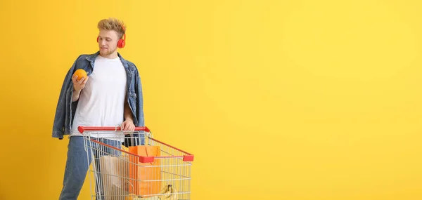 Young Man Shopping Cart Color Background Space Text — Stock Photo, Image