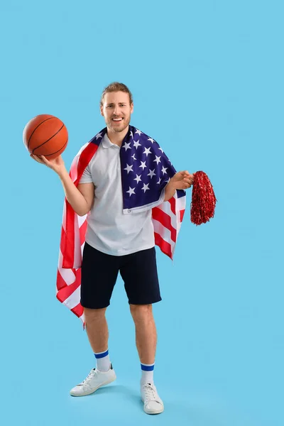 Männliche Cheerleader Mit Ball Und Usa Flagge Auf Farbigem Hintergrund — Stockfoto