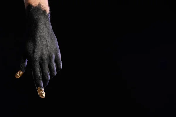 Mão Masculina Coberta Com Tinta Preta Dourada Sobre Fundo Escuro — Fotografia de Stock