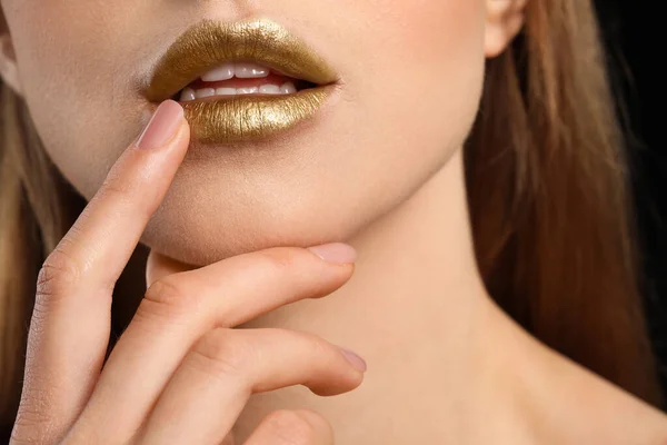 Hermosa Joven Con Maquillaje Dorado Primer Plano — Foto de Stock